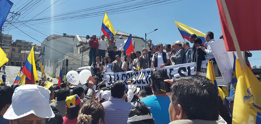 Asambleístas de Oposición impedidos de ingresar al debate lideraron la Asamblea Popular desde las Calles de Quito